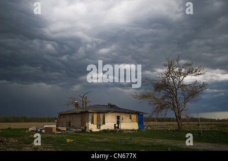 Nuvole temporalesche su Home danneggiato dal 2 marzo Tornado in Holton, Indiana Foto Stock