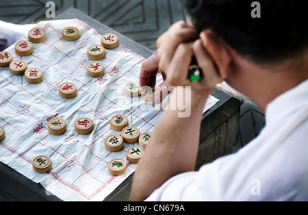 L'uomo gioca il gioco di xiangqi o scacchi cinesi, Cina Foto Stock