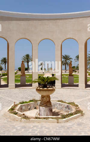 Sabratha. La Libia. Il cortile del museo romano. Magnificamente ubicato sul bordo dell'acqua del Mediterraneo Sabratha è stato Foto Stock