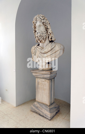 Sabratha. La Libia. Vista interna camera tre del museo romano di busto colossale di Giove o Zeus dal tempio di Giove. Foto Stock