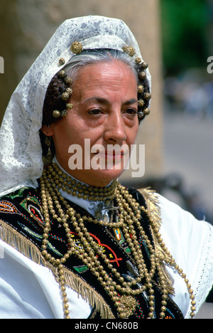 Ballerino in abito nazionale indossando lace mantilla e oro perle in Salamanca, Spagna Foto Stock