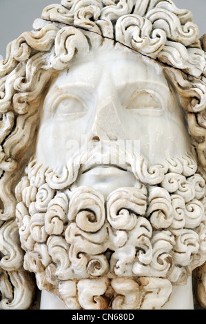 Sabratha. La Libia. Vista interna camera tre del museo romano di busto colossale di Giove o Zeus dal tempio di Giove. Foto Stock