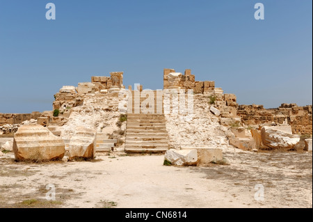 Sabratha. La Libia. Vista del podio del Antonine tempio che risale a circa 90-95 D.C. ed è creduto di essere stato Foto Stock