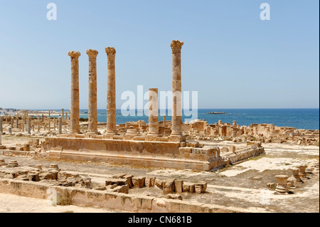 Sabratha. La Libia. Vista di cinque re-Eresse le colonne del tempio di Liber che risale originariamente dal secondo secolo D.C. e Foto Stock