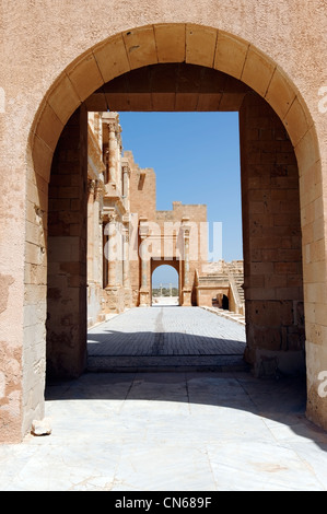 Sabratha. La Libia. Vista attraverso il lato ovest archway che porta sul palco del restaurato antico teatro romano. Foto Stock