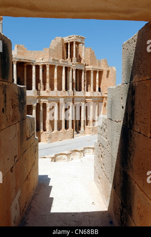 Vista parziale dell'edificio stadio, orchestra sezione semicircolare e cavea auditorium del restaurato antico teatro romano. Foto Stock