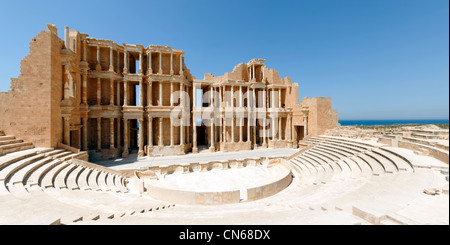 La Libia. Vista dell'edificio stadio, orchestra sezione semicircolare e cavea auditorium del restaurato antico teatro romano. Foto Stock