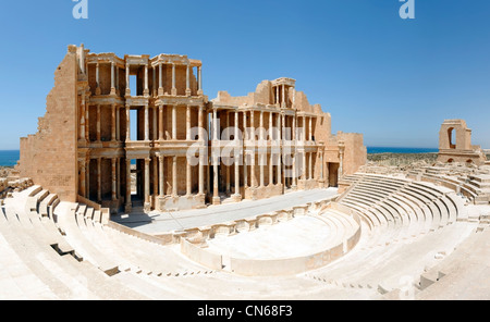 La Libia. Vista dell'edificio stadio, orchestra sezione semicircolare e cavea auditorium del restaurato antico teatro romano. Foto Stock