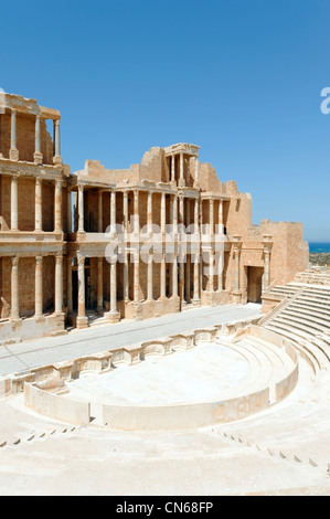 La Libia. Vista dell'edificio stadio, orchestra sezione semicircolare e cavea auditorium del restaurato antico teatro romano. Foto Stock