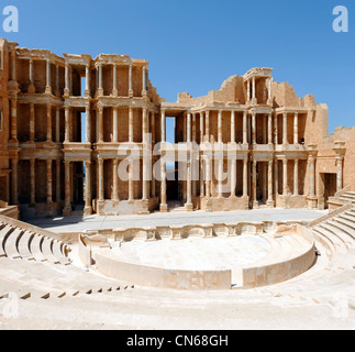 L'edificio stadio, sezione orchestra e cavea semicircolare o auditorium del brillantemente restaurato antico teatro romano. Foto Stock