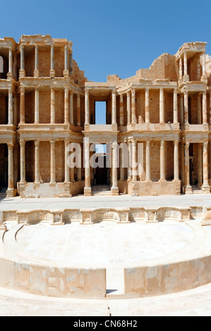 Vista della sezione centrale dell'edificio stadio e orchestra sezione del brillantemente restaurato antico teatro romano. Foto Stock