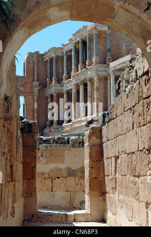 Vista parziale dell'edificio stadio attraverso un auditorium arcuato inferiore di ingresso di un antico teatro romano di Sabratha Libia. Foto Stock