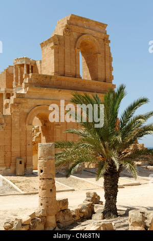 Vista parziale di una sezione di conformazione arcuata anello esterno - con edificio stadio nella parte posteriore- del teatro romano Foto Stock