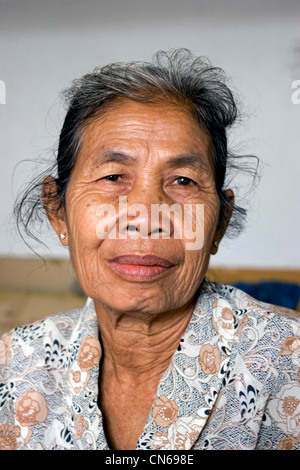 Un anziano Asian senior citizen donna è rilassante in Vientiane, Laos. Foto Stock