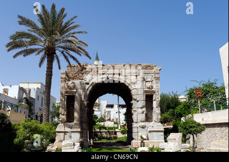 Tripoli. La Libia. Vista del lato inferiore del a quattro vie Arco di trionfo di Marco Aurelio che è Tripoli è solo una sostanziale Foto Stock