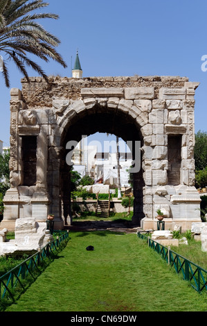 Tripoli. La Libia. Vista del lato inferiore del a quattro vie Arco di trionfo di Marco Aurelio che è Tripoli è solo una sostanziale Foto Stock