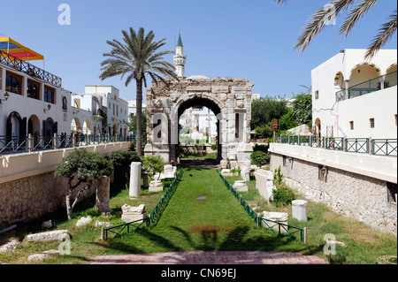 Tripoli. La Libia. Vista del lato inferiore del a quattro vie Arco di trionfo di Marco Aurelio che è Tripoli è solo una sostanziale Foto Stock