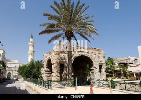 Tripoli. La Libia. Vista del lato inferiore del a quattro vie Arco di trionfo di Marco Aurelio che è Tripoli è solo una sostanziale Foto Stock