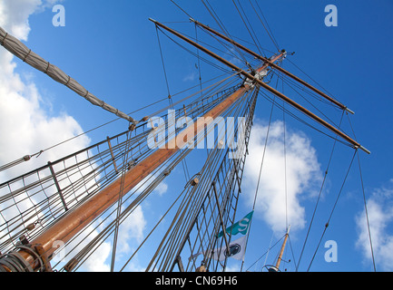 Vista verso l'alto della vecchia nave a montanti Foto Stock