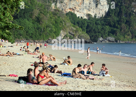I turisti a prendere il sole e nuotare sulla spiaggia Ao Nang. Krabi, Thailandia, Sud-est asiatico, in Asia Foto Stock