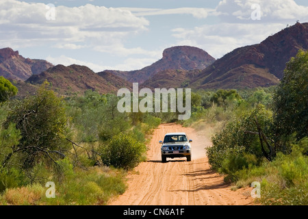 Con quattro ruote motrici veicolo sulla strada Mereenie-Watarrka, Gosse Bluff, Red Centre, Australia Foto Stock