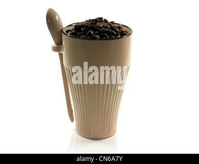 Tazza di chicchi di caffè sul bianco isolato Foto Stock