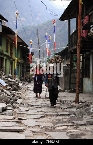 La gente dei villaggi Shyabrubesi in Nepal Foto Stock