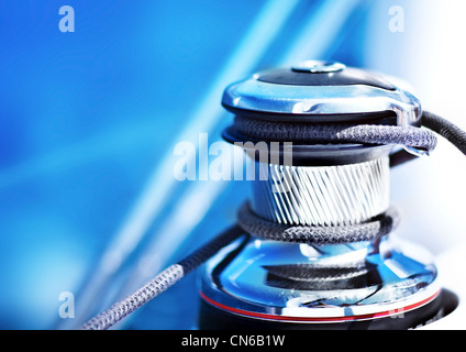 Barca a vela parti dettagliate, vicino sul verricello e corda di yacht sopra il mare blu, la profondità di campo Foto Stock