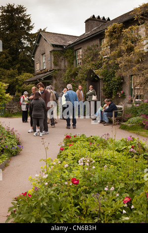 Regno Unito, Cumbria, Near Sawrey, i visitatori a Hill Top Farm, Beatrix Potter home Foto Stock