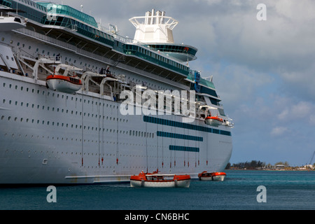 Royal Caribbean la maestà dei mari distribuisce le imbarcazioni di salvataggio durante una esercitazione di sicurezza il 25 marzo 2012 a Nassau, Bahamas. Foto Stock