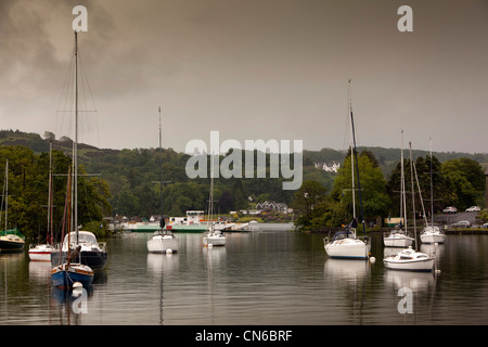 Regno Unito, Cumbria, lontano Sawrey, Lago di Windermere , Bowness traghetto arrivando presso l'atterraggio Foto Stock