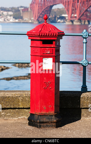 Un vecchio rosso Vittoriano Royal Mail postbox, Queensferry, West Lothian, Scozia. Foto Stock