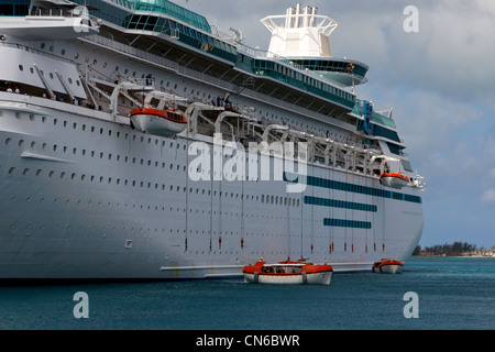 Royal Caribbean la maestà dei mari distribuisce le imbarcazioni di salvataggio durante una esercitazione di sicurezza il 25 marzo 2012 a Nassau, Bahamas. Foto Stock