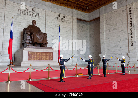 Modifica della Guardia a Chiang Kai-shek Memorial Hall di Taipei, Taiwan. JMH5653 Foto Stock