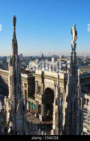 Paesaggio vista panoramica di Milano dal Duomo del tetto, la Galleria Vittorio Emanuele ingresso in background, Lombardia, Italia Foto Stock