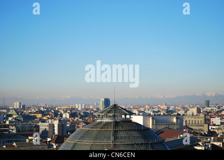 Paesaggio vista panoramica di Milano e la Galleria Vittorio Emanuele Duomo, dal Duomo tetto, Lombardia, Italia Foto Stock