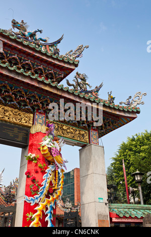 Festa delle lanterne drago al Longshan o Tempio Lungshan Taipei Taiwan. JMH5680 Foto Stock