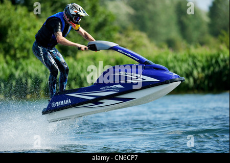 Jet ski sul lago con uno spruzzo di acqua dietro Foto Stock