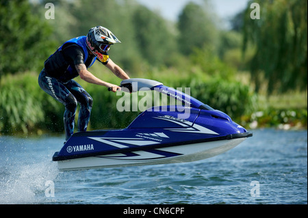 Jet ski sul lago con uno spruzzo di acqua dietro Foto Stock