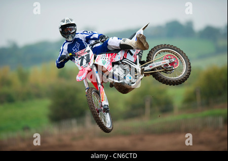 Il pilota di Motocross spettacolarmente vola con una gamba fuori su una Yamaha bimotore CCM dirt bike fmx freestyle stile salto Foto Stock