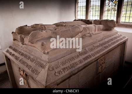 Regno Unito, Cumbria, Lake District, Hawkshead, San Michele e Tutti gli Angeli Chiesa C16th Edwin Sandys tomba Foto Stock