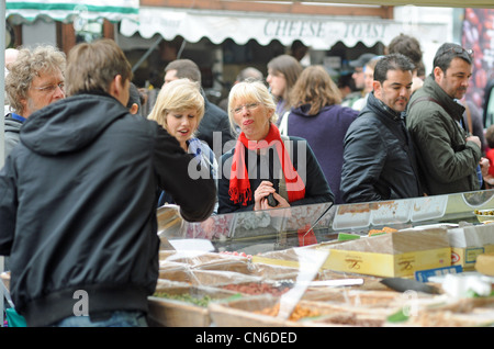 I clienti di essere servito in una fase di stallo al Brighton e Hove City Food and Drink Festival Regno Unito Foto Stock