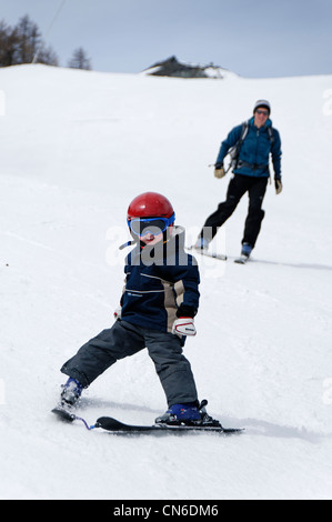 Un giovane ragazzo sciare sulle piste da se stesso Foto Stock