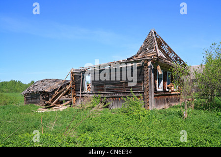 Vecchio rovinato in legno casa rurale Foto Stock