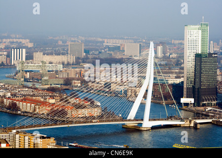 Visualizzare la Euromast Rotterdam sulla città e sul ponte di Erasmo in una limpida giornata invernale. Foto Stock