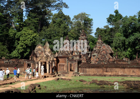Immettere turistico il Banteay Srei tempio complesso a nord di Angkor Wat, Cambogia Foto Stock