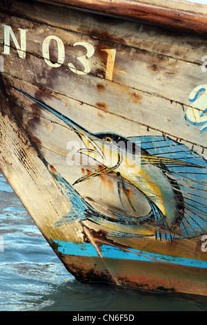 Dettaglio del marlin dipinta su una barca dalla coda lunga ad Ao Nang Beach. Krabi, Thailandia, Sud-est asiatico, in Asia Foto Stock
