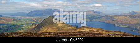 Vista su Cat campane cercando passato Derwent Water verso Skiddaw Foto Stock