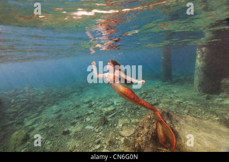 Mermaid nuoto alla superficie dell'acqua in Cozumel Messico Foto Stock