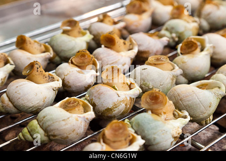 Cuocere le lumache nei gusci in vendita a Jishan Street Market Jiufen Taiwan. JMH5766 Foto Stock